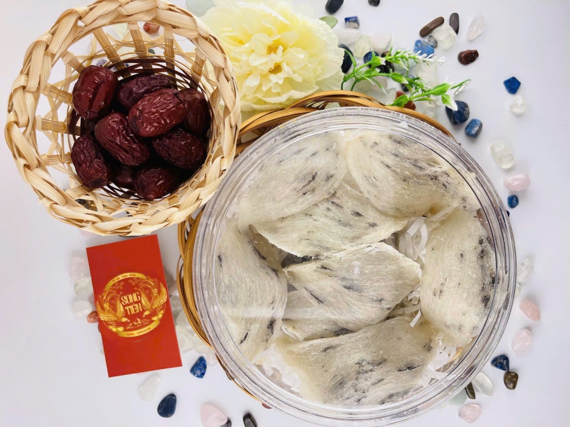 Nhận biết yến thô là gì. Phân biệt yến thô và yến tinh chế hiểu đúng về yến nguyên chất. Gợi ý nên chọn yến nào để đảm bảo chất lượng & dinh dưỡng.