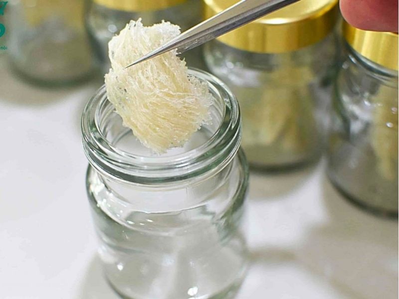 alt="Bảo quản yến thô trong hũ thủy tinh"